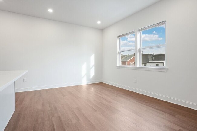 Photo - 472 Roxborough Ave