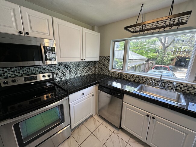 Building Photo - 2250 Cathedral Ave NW Unit 1