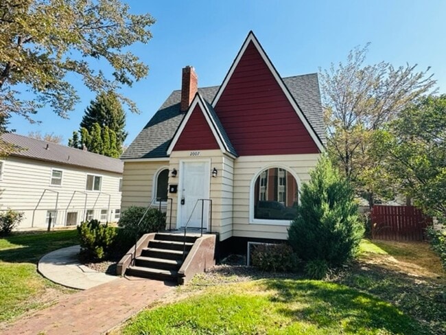 Building Photo - Adorable remodeled in 2023 2 bedroom 1 bathroom duplex available soon!