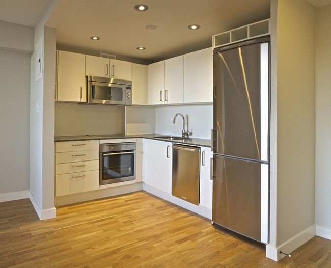 Building Photo - 230 Oak St Unit 1211