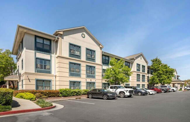 Furnished Studio-Richmond - Hilltop Mall