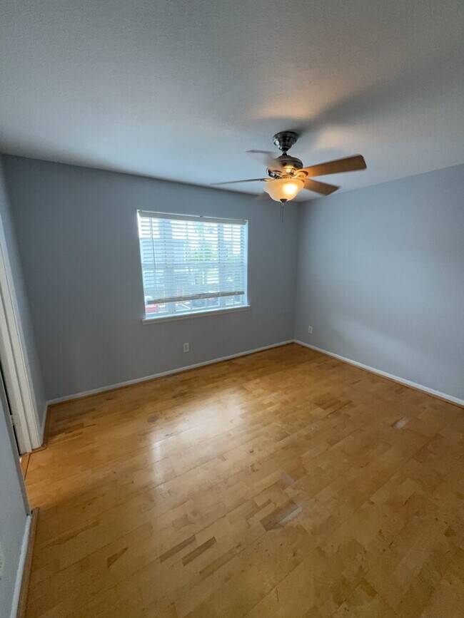 "Charming 2-Bedroom Haven in Heart of Tampa with Modern Comforts – 897 Sq Ft of Cozy Living!"