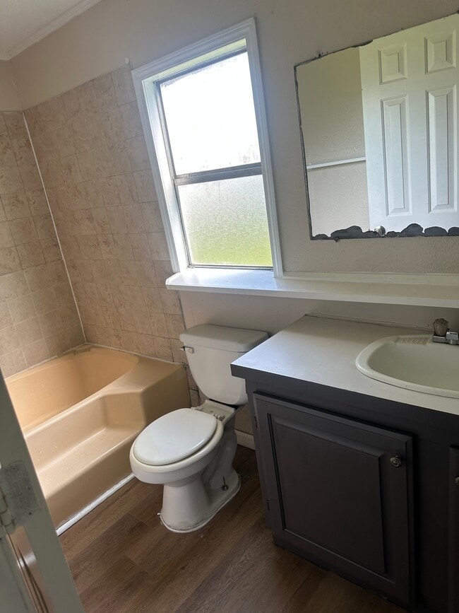 Photo - 208 Forest Creek Ln
