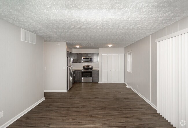 1BR, 1BA - 750 SF