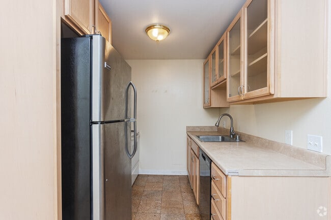 2BR, 1BA - 675SF - Kitchen - Lennick Court Apartments