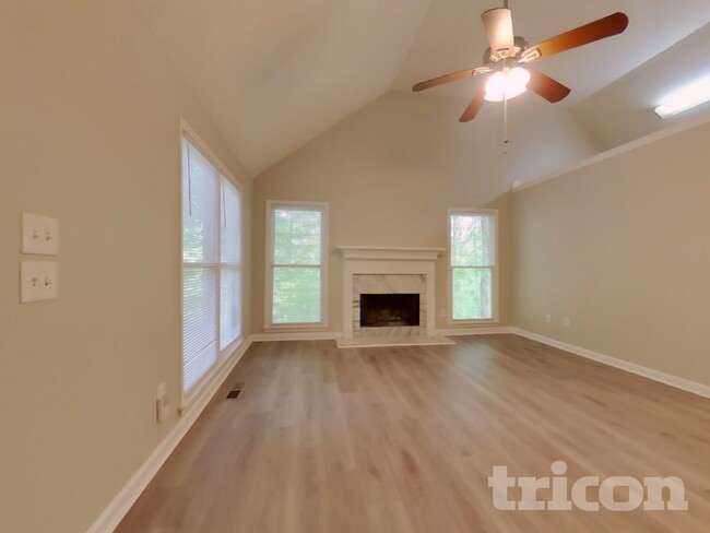 Photo - 450 Amsterdam Way