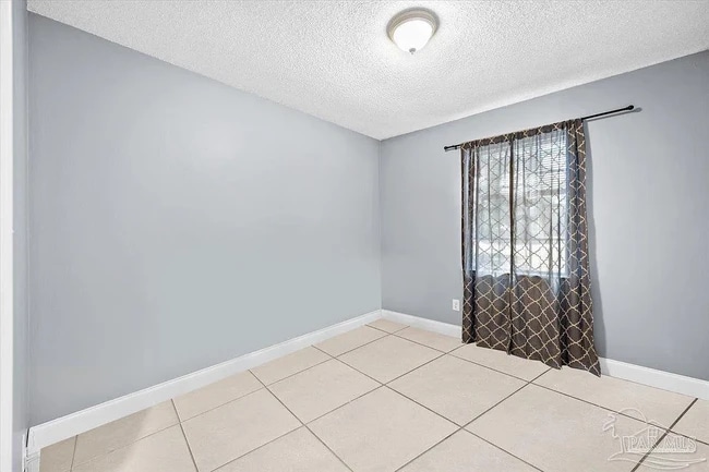 Building Photo - 2000 Elaine Cir Unit 4 - Room