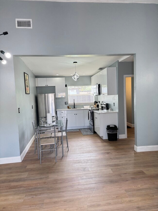 Building Photo - 414 N 60th Way