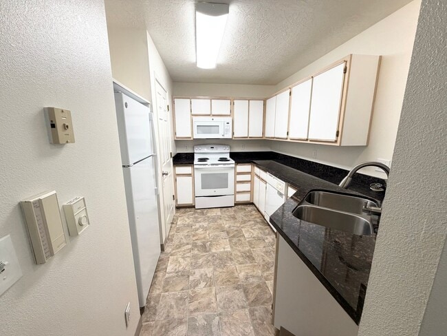 Building Photo - Super Cute Spacious 2BD 2BA in the Hillsdale Neighborhood! Unit 1308 - #7