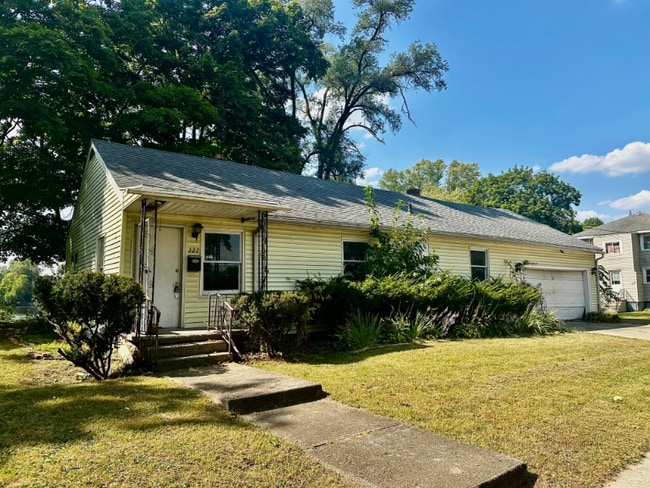 Building Photo - 227 S Michigan St Rental
