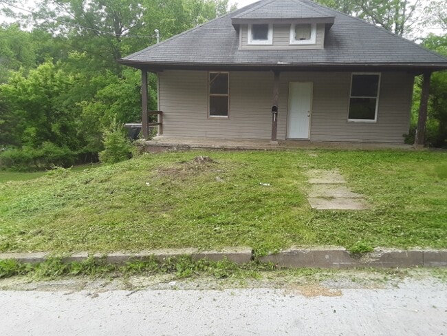 Building Photo - 1122 Madeline St Rental