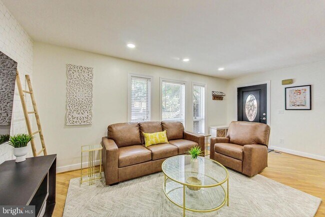 Photo - 4814 Hampden Ln