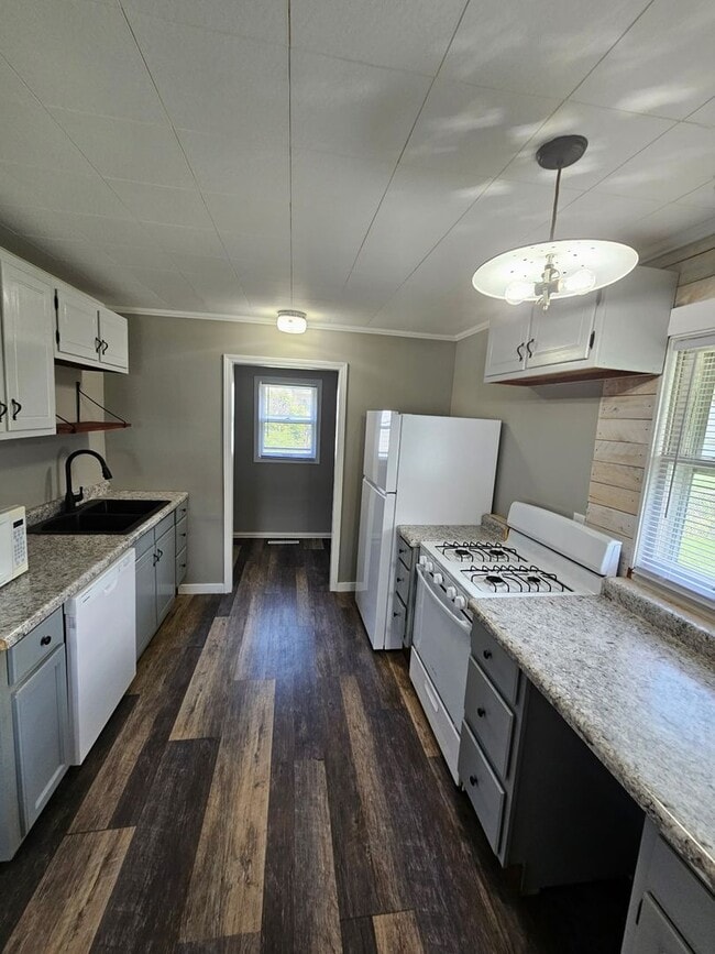 2 Bed 1 Bath Home with fenced in yard loca... - 2 Bed 1 Bath Home with fenced in yard loca...
