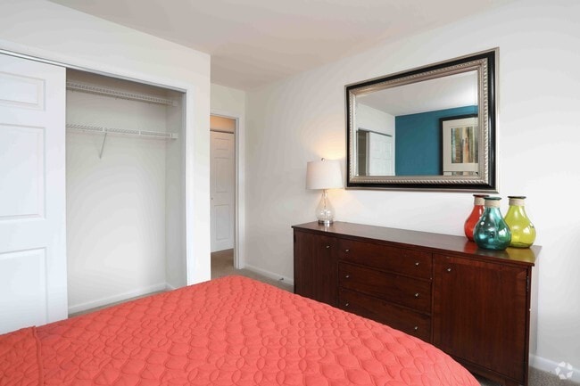 2BR, 1BA - 897 SF