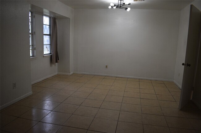 6718 Rowell Ct
