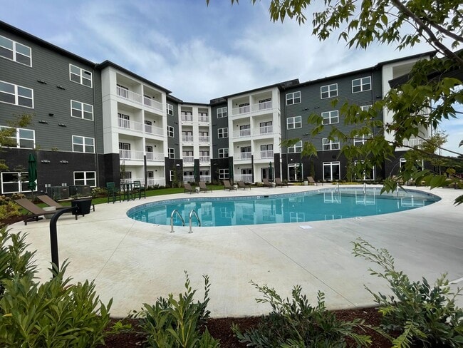 Building Photo - Studio Apartment in The Ontario in Nashville Unit 406