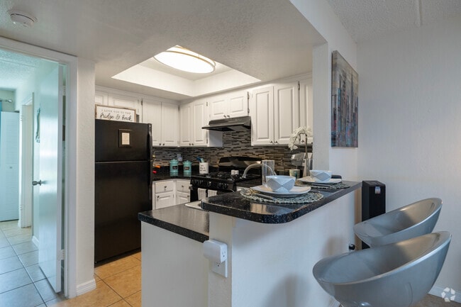 1BR, 1BA - 600SF - Kitchen - Crescent Lane