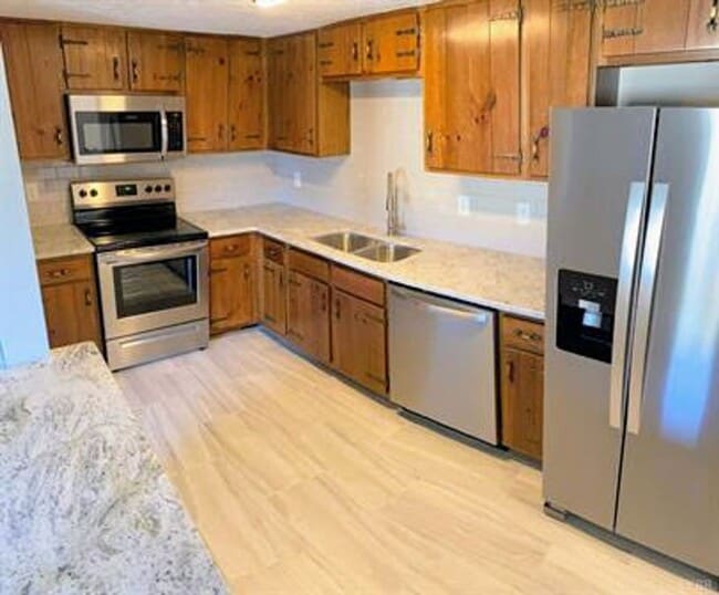 Photo - 3 Bedroom Townhome- Convenient Location!