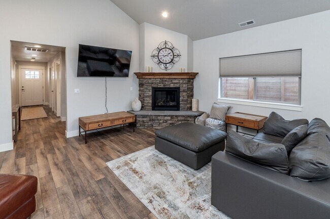 Photo - Newly Built Spacious Home, Fully Equipped ...