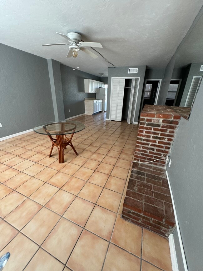 Building Photo - 218 Tamiami Trl S Unit #1 Studio