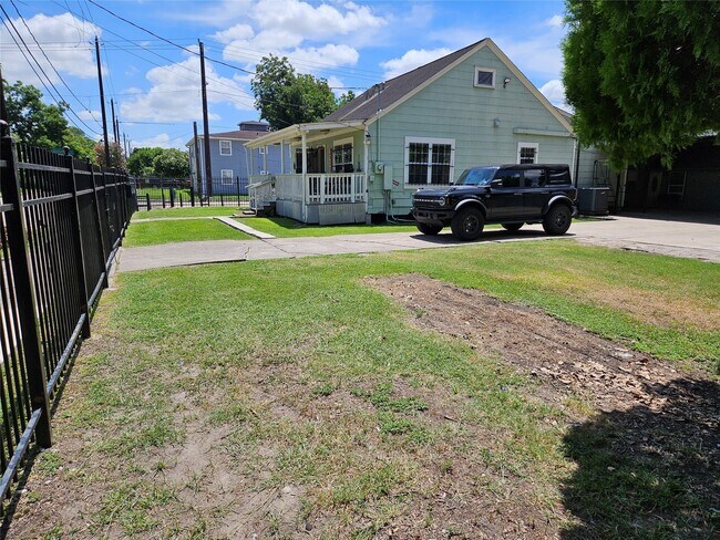 Photo - 6940 Hemlock St