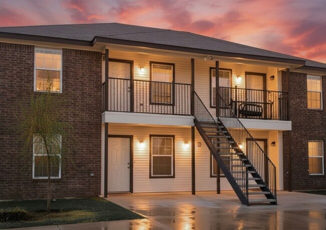 Building Photo - AVAILABLE NOW! Unit B