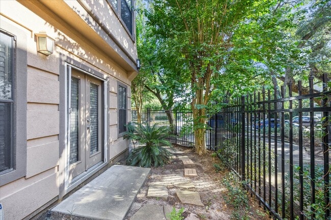 Building Photo - 2422 Dorrington St Unit A Rental