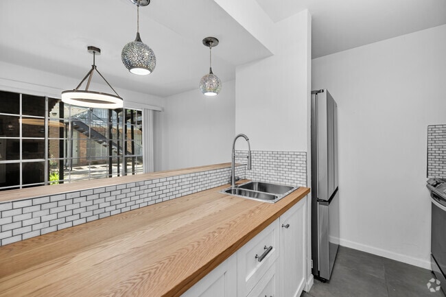 2br, 1ba - 705sqft Kitchen
