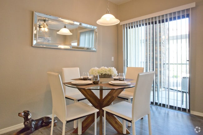 2BR, 2BA - 983 SF