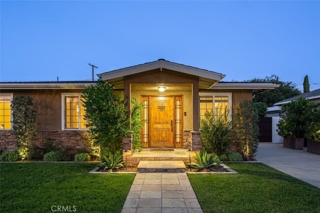 2108 Lomina Ave