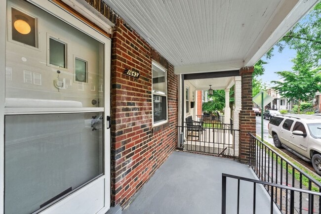 Building Photo - Large 4BR Row House with Basement
