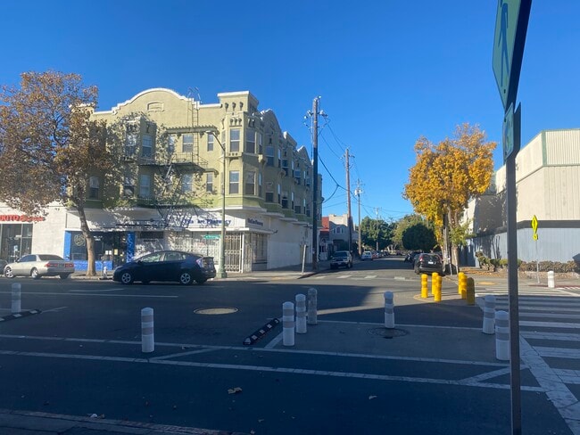 Building - 2445 Telegraph Ave Unit Apt 204