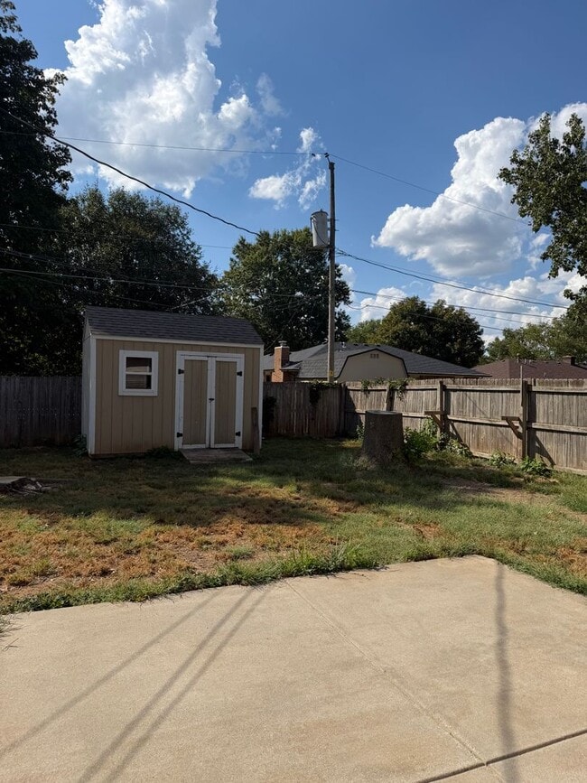 3735 N Pickwick Ave