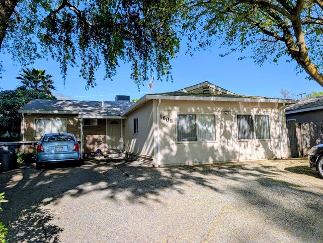 Building Photo - Large floorplan