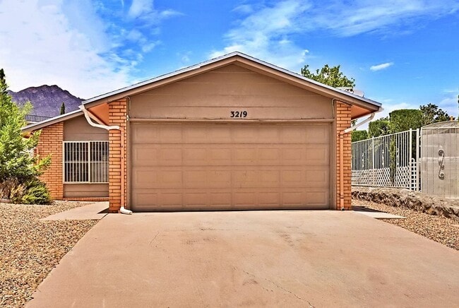 Building Photo - Charming Cul-de-Sac Home with Mountain Views