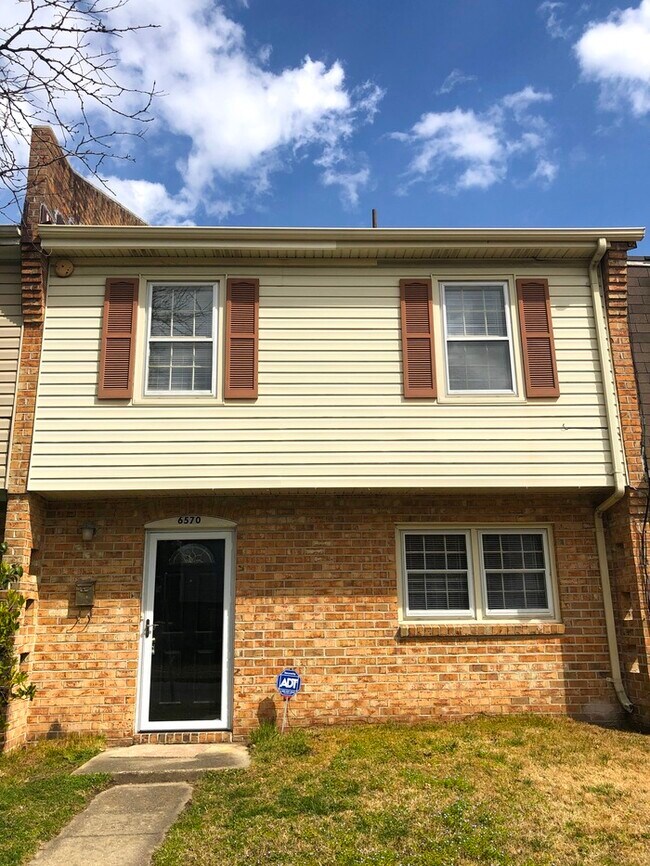 SPACIOUS 3 BEDROOM 2.5 BATHROOM TOWNHOUSE!! - SPACIOUS 3 BEDROOM 2.5 BATHROOM TOWNHOUSE!!