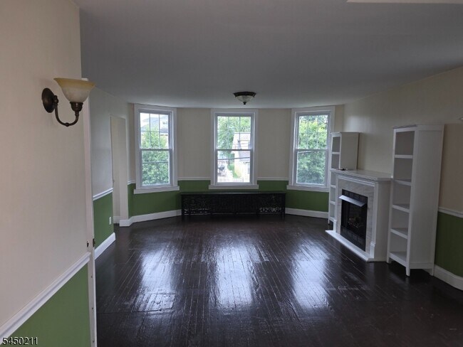 Photo - 73 Curie Ave