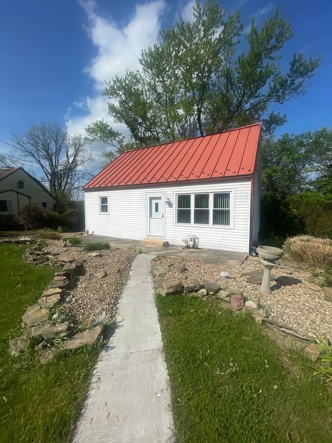 Building Photo - AVAILABLE NOW!! 4 Bed 1.5 Bath Home IN South Park