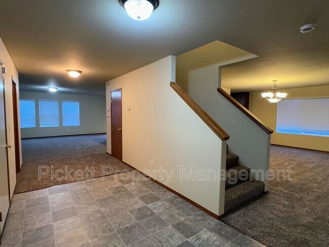 Photo - 560 NW Arendal Way