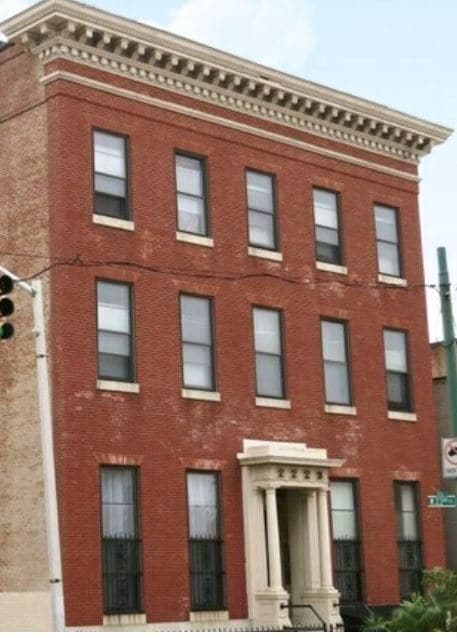 Building Photo - GEORGEOUS! Extra-large 2BR apartment