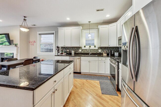 Photo - 3042 N Oakley Ave Unidad 2S