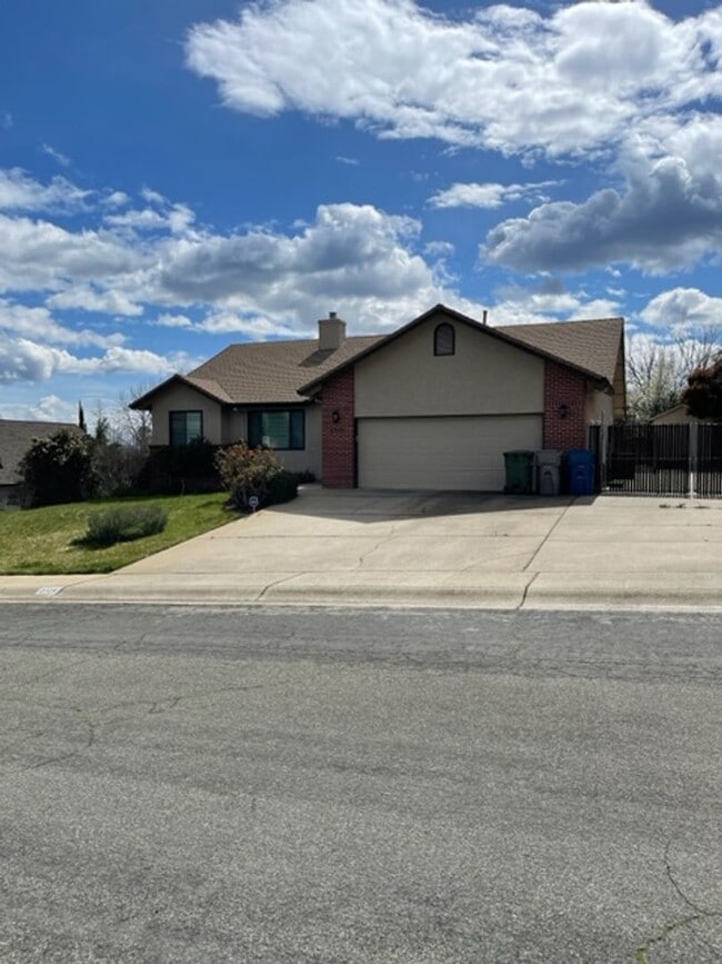 Building Photo - 3 Bedroom Located in Country Heights Subdi...