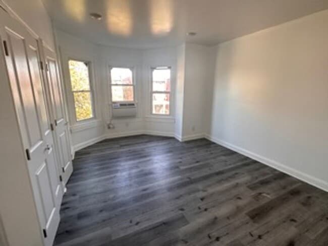 Building Photo - 5036 Walnut St Unit 3FL