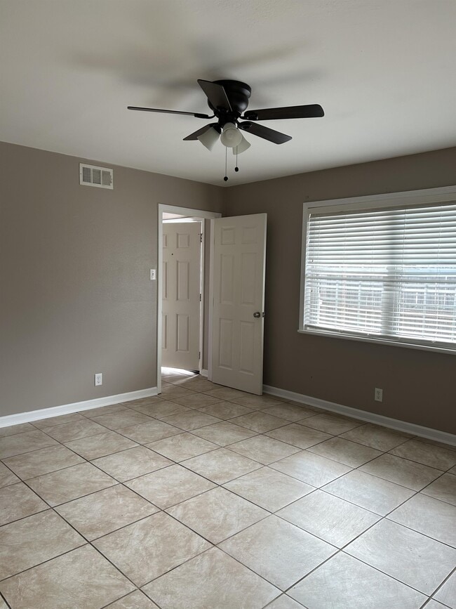 Photo - 300 Woodale Dr