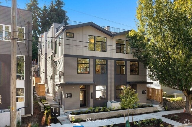 Building Photo - Beacon Hill - 2 Bedroom / 2 Bath Townhome