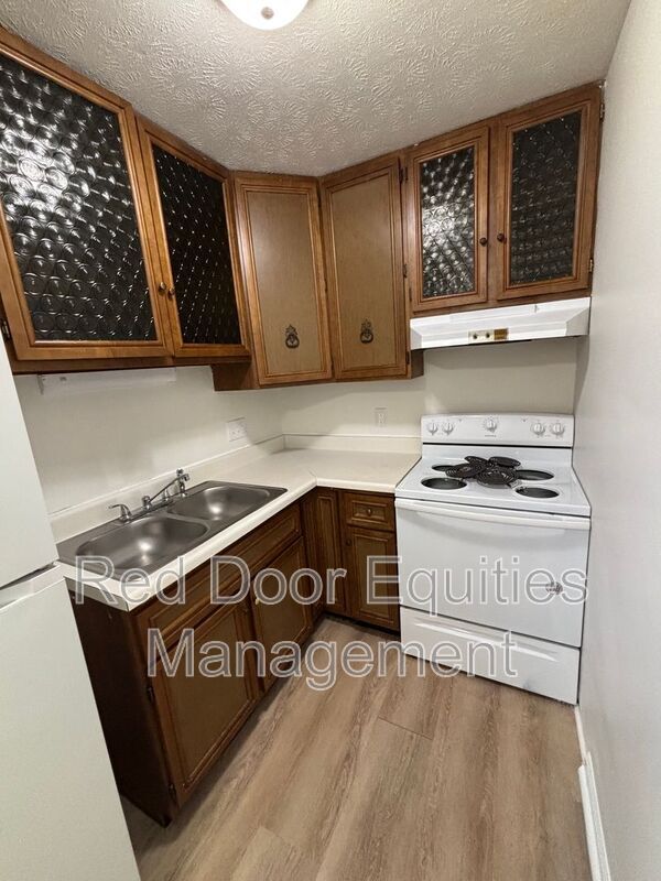 Building Photo - 709 W 6th Ave