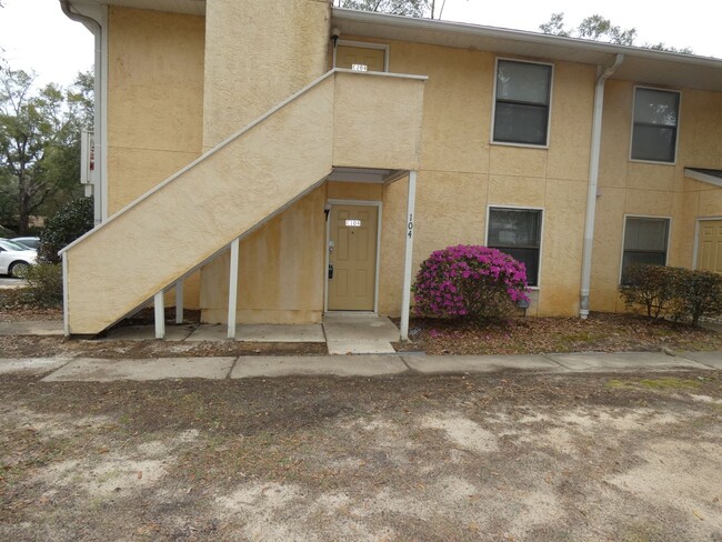 Nice 2/2 close to UWF - Nice 2/2 close to UWF House