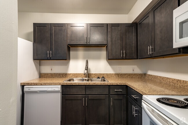 2BR, 1BA - 925SF - Kitchen