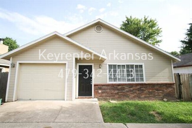 Building Photo - 736 W Poplar St