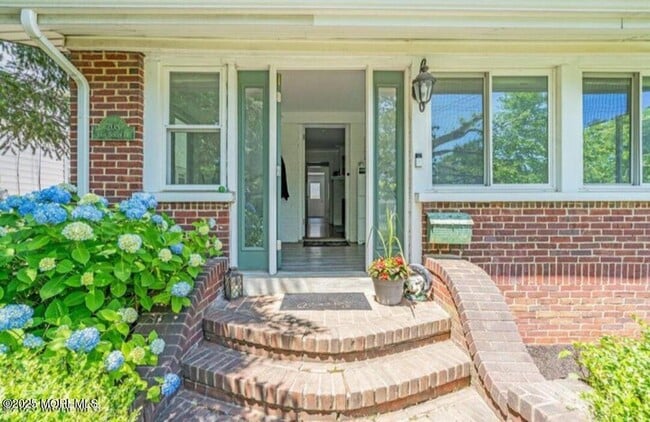 Photo - 208 E Bergen Pl